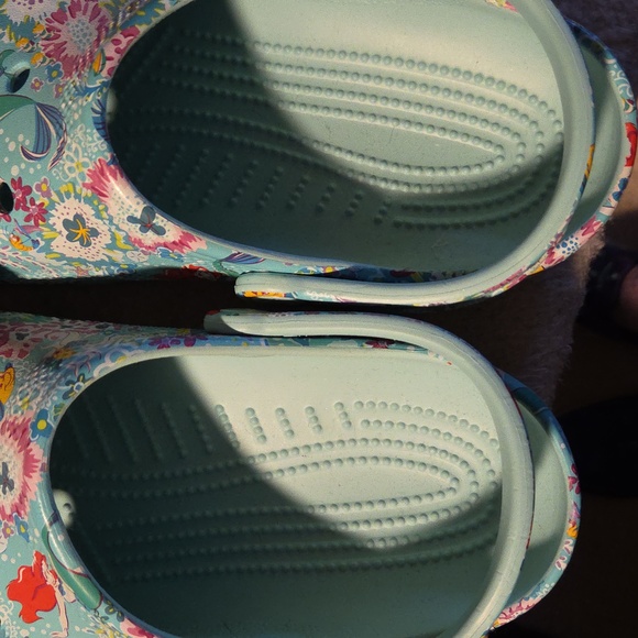 Vera Bradley Disney Little Mermaid floral Croc clogs Kids 5 Woman's 7 - Picture 4 of 7